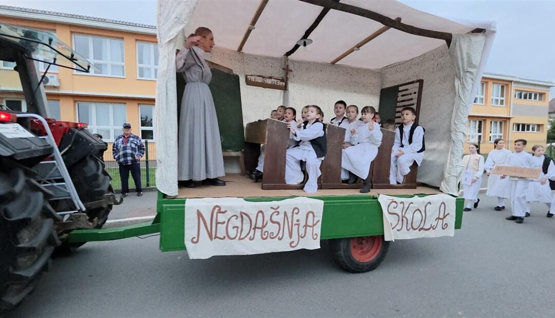 Učenici 1.a razreda osvojili 3. mjesto na Pajdaškom sprehajanju prikazom “Negdašnja škola”