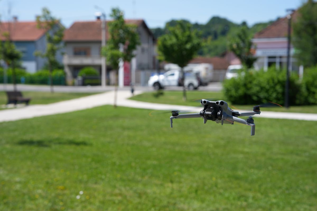 dron u parku