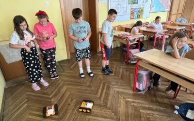 Od naredbe do kretanja – učenici 2.b razreda upravljali robotima i dronovima